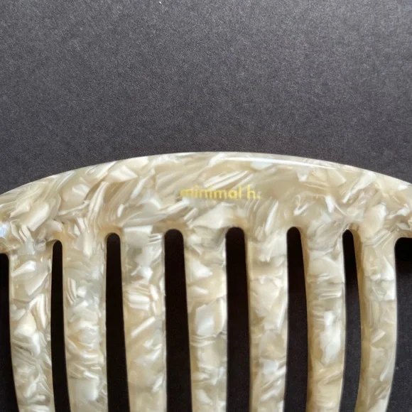 Minimal H. Cream Shell Pin - Picture 5 of 6